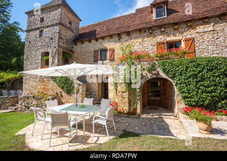 Incredibile in pietra vecchia casa colonica francese sotto il sole Foto Stock