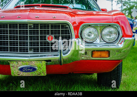 Detroit, Michigan, Agosto 19, 2016: vista anteriore del 1972 Ford Torino a Woodward crociera da sogno - il più grande di un Giorno con evento automobilistico NEGLI STATI UNITI Foto Stock