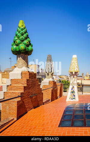 Barcellona, Spagna, 21 Aprile 2017: vista sul tetto da Palau Guell feturing sculture decorative di Antoni Gaudi Foto Stock