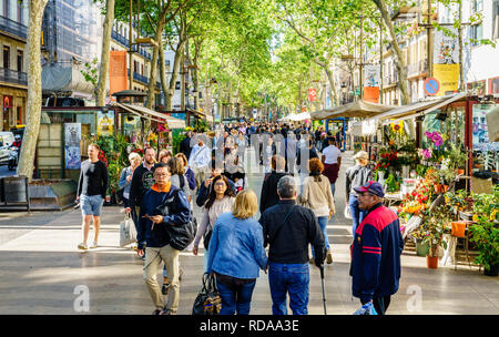 Barcellona, Spagna, 21 Aprile 2017: sempre affollata Rambla - centrale via pedonale di Barcellona, Spagna Foto Stock