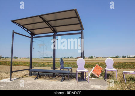 Un rurale fermata accanto a campi e la vecchia sedia danni Foto Stock