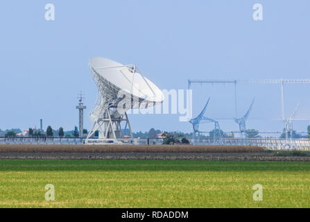 Giganteschi telescopi di radio ricerca di vita extraterrestre. Foto Stock