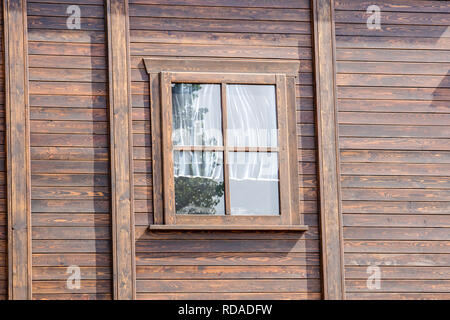 La finestra esterna e la parete di un'annata casa in legno nel West Americano Foto Stock