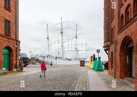 Stralsund, Germania - 12 Maggio 2018: Gorch Fock I nel porto di Stralsund con persone non identificate. Il suo un tedesco a tre mast barque, il primo di un scho Foto Stock