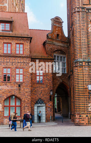 Stralsund, Germania 12 Maggio 2018: edifici storici presso la piazza del mercato vecchio di Stralsund, con persone non identificate. Il centro storico di Stralsund città vecchia ho Foto Stock