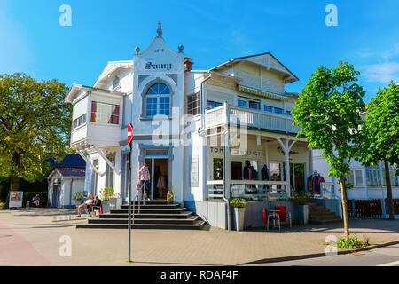 Binz, Germania - 09 Maggio 2018: il vecchio edificio con negozio di abbigliamento in Binz, Ruegen. Binz è il più grande e una rinomata stazione balneare sul Ruegen con il classico Foto Stock