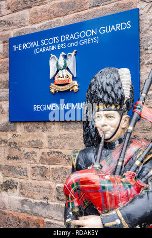 Reggimento Royal Scots Dragoon Guards al Castello di Edimburgo, Edimburgo, Scozia, Regno Unito Foto Stock