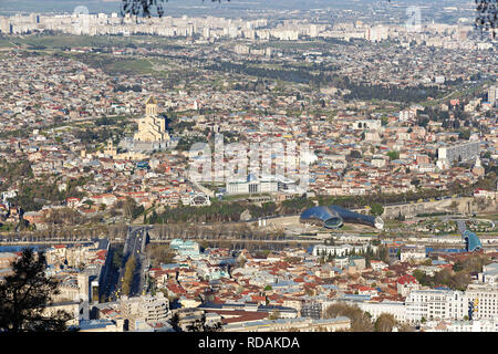 Vista da sopra a Tbilisi, le attrazioni di Tbilisi da una altezza. Aprile 17, 2015 Foto Stock