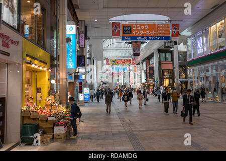 Kumamoto, Giappone - 9 Novembre 2018: Shimotori arcade è la più grande galleria di negozi in Prefettura di Kumamoto Foto Stock