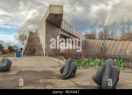 Seattle noleggio di biciclette, calce, nelle sculture Olympic Park dopo un inverno di acquazzone, Washington, Stati Uniti. Foto Stock