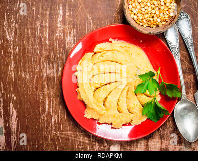 Il segnale di PEA porridge con il prezzemolo. Su sfondo rustico. Foto Stock