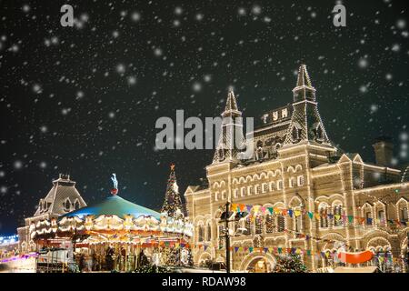 Mosca, Russia - Gennaio, 13 2019: Mosca GUM mercato con la neve e le luci di Natale Foto Stock