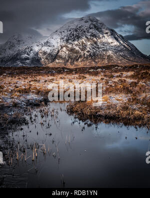 Buachaille Etive Beag, è una montagna situata tra Glencoe e Glen Etive, sul bordo di Rannoch Moor nelle Highlands Scozzesi. Foto Stock