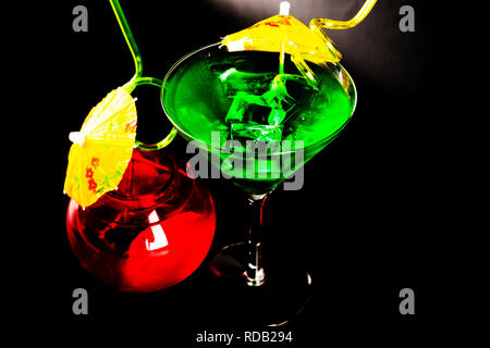 Gustosi e colorati bibite a base di alcoli diversi, sciroppi e liquori, l'unico effetto del barista di lavoro, party night Foto Stock