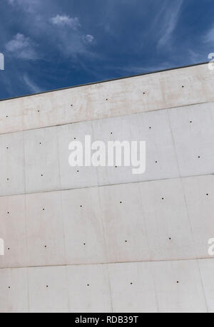 Un fine giusto di fronte un muro di cemento con cielo blu scuro. Foto Stock