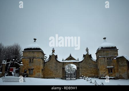 Case di gate, Chipping Campden, Gloucestershire Cotswolds in inverno la neve Foto Stock