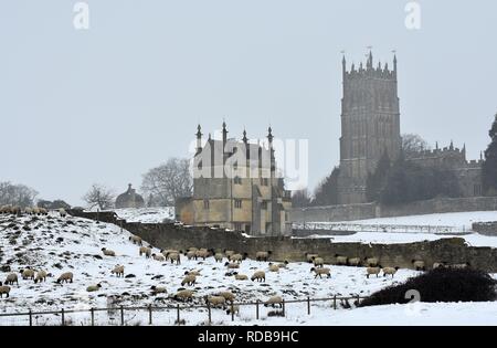 Oriente Banqueting House e St James Chiesa con le pecore, Chipping Campden, Gloucestershire Cotswolds in inverno la neve Foto Stock