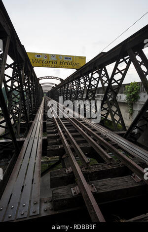 Kuala Kangsar, Malesia - 21 Giugno 2018: Singola via ferrovia Ponte Victoria si trova a Kuala Kangsar, si trova accanto a Sungai Perak, Malesia - uno dei th Foto Stock