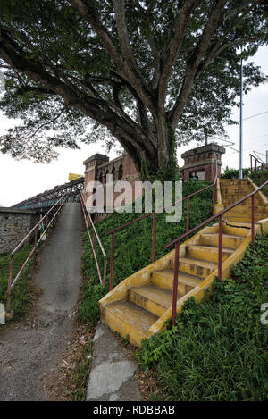 Kuala Kangsar, Malesia - 21 Giugno 2018: Singola via ferrovia Ponte Victoria si trova a Kuala Kangsar, si trova accanto a Sungai Perak, Malesia - uno dei th Foto Stock