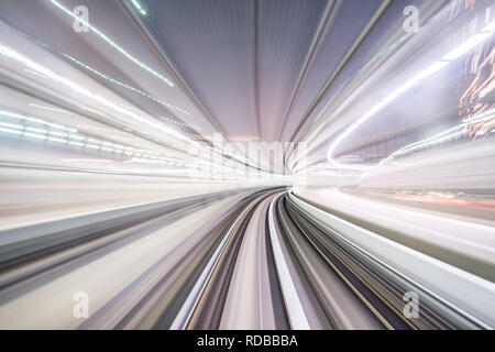 Sfocatura di movimento del treno in movimento all'interno del tunnel con luce diurna a Tokyo in Giappone. Foto Stock