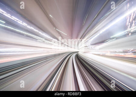 Sfocatura di movimento del treno in movimento all'interno del tunnel con luce diurna a Tokyo in Giappone. Foto Stock