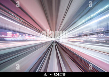 Sfocatura di movimento del treno in movimento all'interno del tunnel con luce diurna a Tokyo in Giappone. Foto Stock