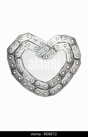 Il cuore di metallo dalla catena con la combinazione di amore cuore isolato su uno sfondo bianco. Concetto per il giorno di san valentino Foto Stock