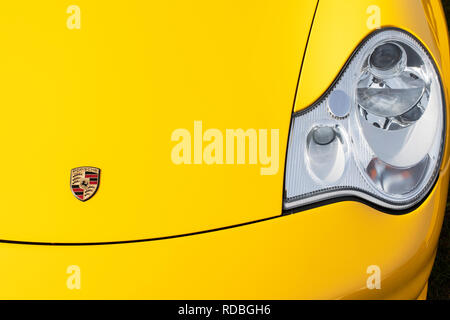 Il giallo della Porsche 911 GT3, vettura abstract Foto Stock
