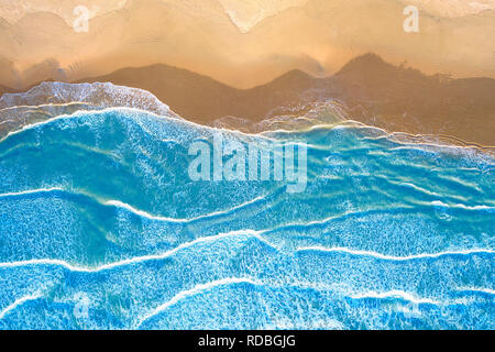 Mare blu in spiaggia visto da sopra Foto Stock