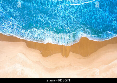 Mare blu in spiaggia visto da sopra Foto Stock