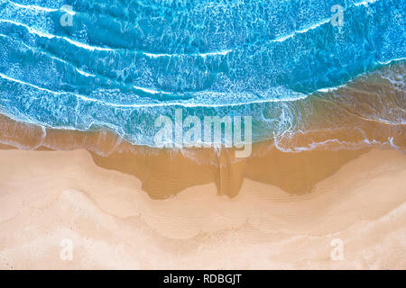 Mare blu in spiaggia visto da sopra Foto Stock