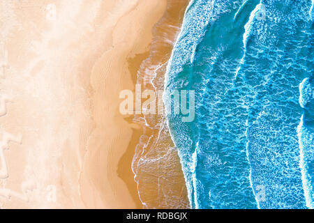 Mare blu in spiaggia visto da sopra Foto Stock