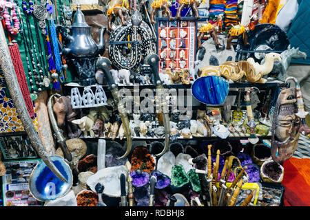 Orientale marocchino souvenir e prodotti sul mercato nella Medina di Marrakech, Marocco Foto Stock