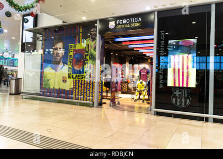 Ingresso, facciata per la fc botiga negozio del fc barcelona football team con un poster da Lionel Messi nella vetrina del negozio. Logo fc barcellona, ​​Spain Foto Stock