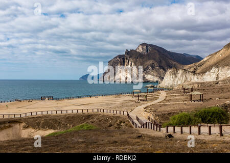 Sentieri che si affaccia sulla costa frastagliata di Mughsayl, vicino a Salalah, provincia di Dhofar, Oman Foto Stock