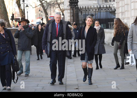 Parlamentari laburisti Hilary Benn e Yvette Cooper in Whitehall, Londra, dopo che il Primo Ministro ha annunciato che avrebbe invitare leader di partito in Commons e altri deputati per la discussione per ottenere un consenso parlamentare sul modo in cui proseguire oltre Brexit. Foto Stock