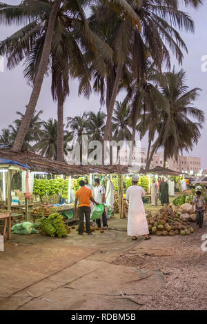 Strada bancarelle che vendono frutti come banane, noci di cocco e di ananassi in Salalah, provincia di Dhofar, Oman Foto Stock