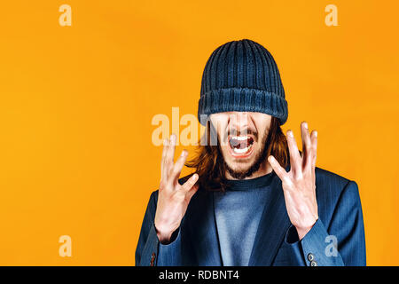 Persone, il problema della salute e il concetto di stress - infelice uomo indiano che soffrono di mal di testa su sfondo grigio Foto Stock