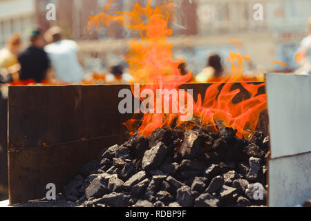 Il pezzo si trova nel fuoco nella bottega del fabbro Foto Stock