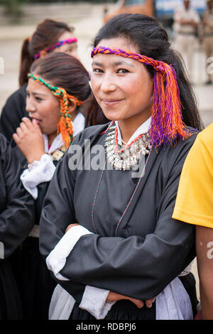 Ladakh, India - 4 Settembre 2018: Ritratto di giovane sorridente donna indiana in abiti tradizionali sul festival in Ladakh. Editoriale illustrativa. Foto Stock