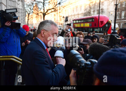 La manodopera MP Hilary Benn in Whitehall, Londra al di fuori del Cabinet Office, dopo che il Primo Ministro ha annunciato che avrebbe invitare leader di partito in Commons e altri deputati per la discussione per ottenere un consenso parlamentare sul modo in cui proseguire oltre Brexit. Foto Stock