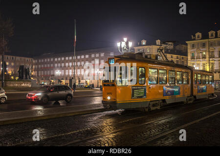 Torino, Italia - 14 gennaio 2019: Tram sulla strada di Torino, Italia. Foto Stock