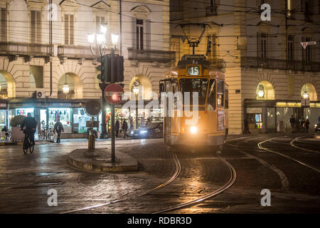 Torino, Italia - 14 gennaio 2019: Tram sulla strada di Torino, Italia. Foto Stock