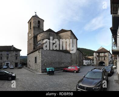 La pietra, moderno la chiesa di San Martino (Iglesia de San Martin) e la sua piazza con macchine parcheggiate nel villaggio rurale di Hecho, Aragona, Spagna Foto Stock