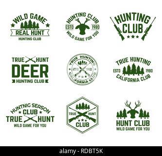 Set di isolato emblemi di caccia con i cervi e le pistole Illustrazione Vettoriale