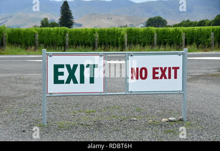 Segnaletica per i veicoli che lasciano un frutteto di ciliegie della Nuova Zelanda, assicurandosi che non si allontanino e non entrino in collisione con i veicoli in arrivo Foto Stock