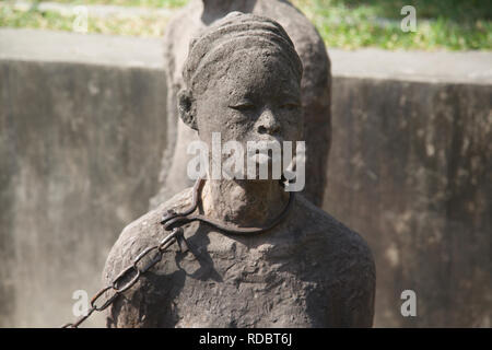 Monumento Slave per artista Clara Sornas presso la cattedrale anglicana sul sito dell'ex mercato di schiavi, Stone Town Zanzibar Town, Zanzibar, Tanzania. Foto Stock