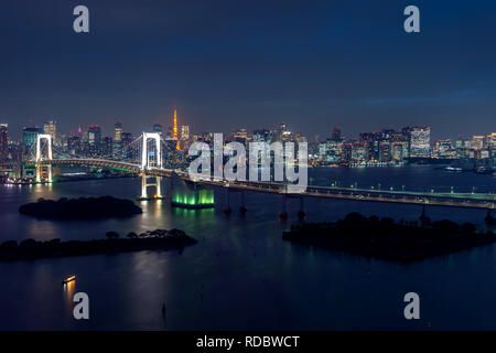 Vista del paesaggio urbano di Tokyo e il Rainbow Bridge di notte in Giappone. Foto Stock