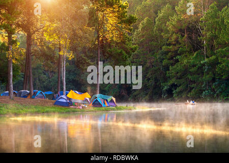 Bella mattina a Pang Ung lago, Pang Ung Mae Hong Son provincia in Thailandia. Foto Stock