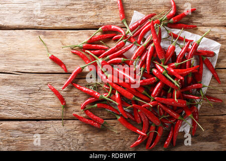 Raccolto di peperoncino piccante fresco piri-piri close-up su sfondo di legno. parte superiore orizzontale vista da sopra Foto Stock